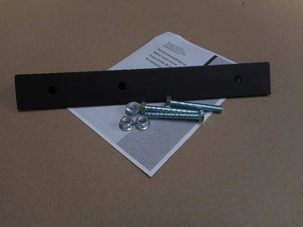 Schwarzes Winkelprofil mit zwei Löchern, verpackt neben drei Schrauben und Unterlegscheiben auf einem technischen Dokument von Remeha.
